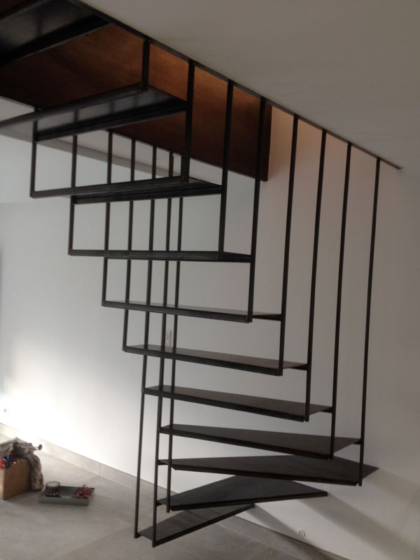 Fabrication et installation d'escaliers suspendus dans la région de Pamiers 